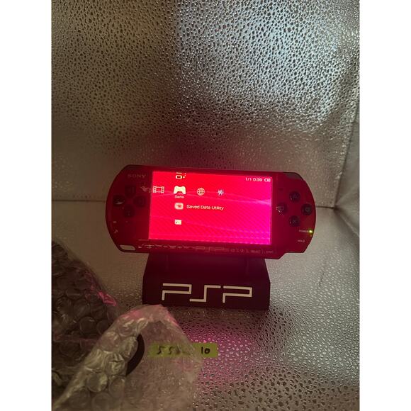 Red and black psp 3000 w/charger & new battery - Picture 5 of 7